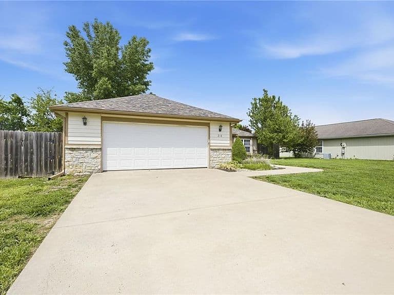 Listing photo 3