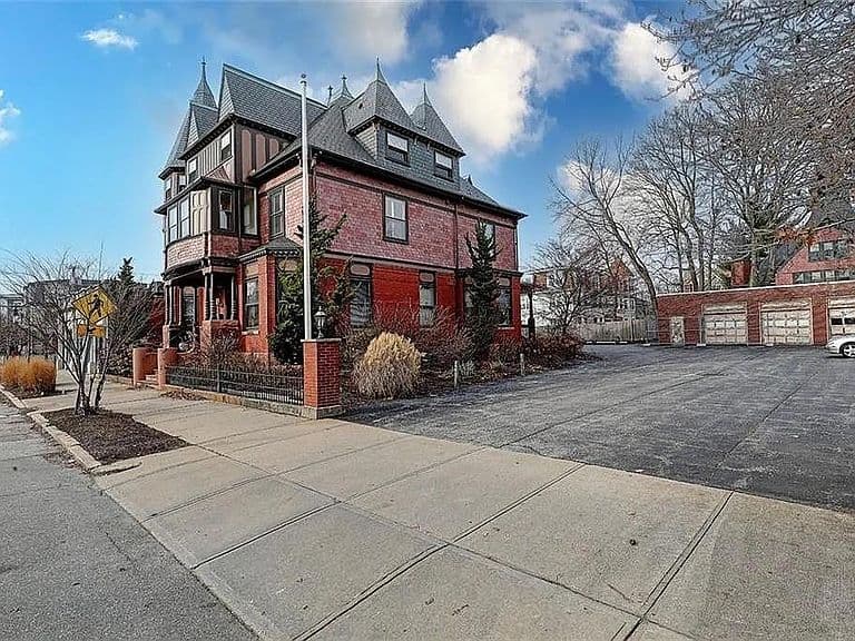Listing photo 2