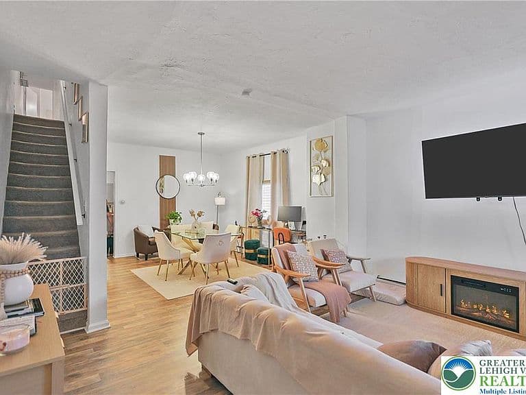 Listing photo 5