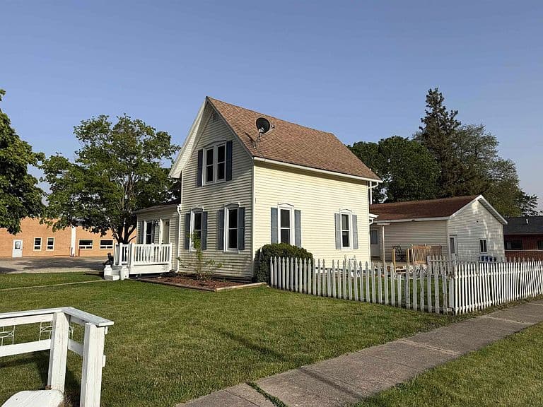 Listing photo 3