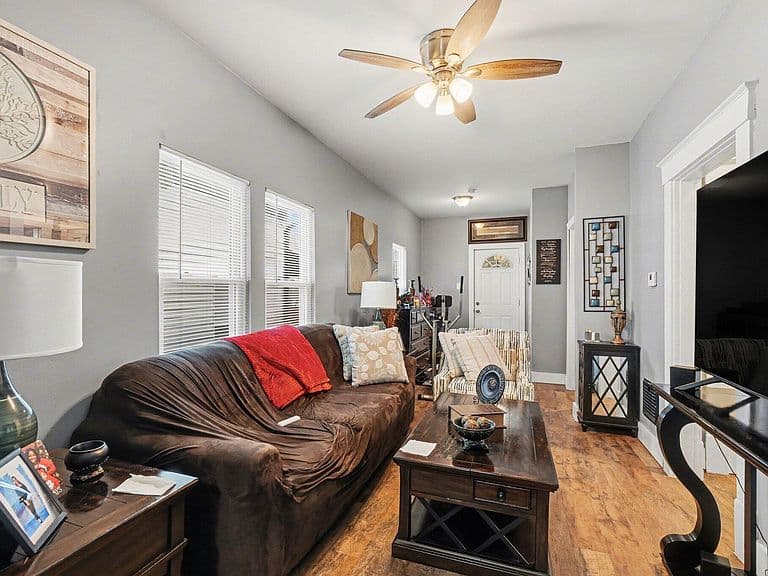 Listing photo 3