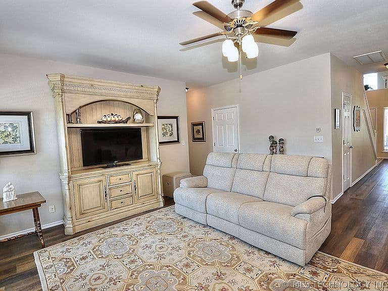 Listing photo 5