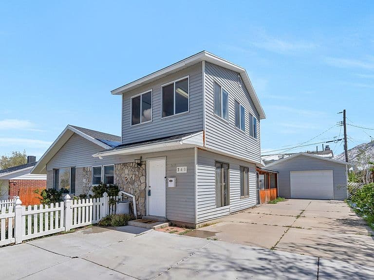 Listing photo 2