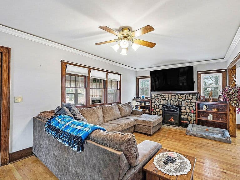 Listing photo 3