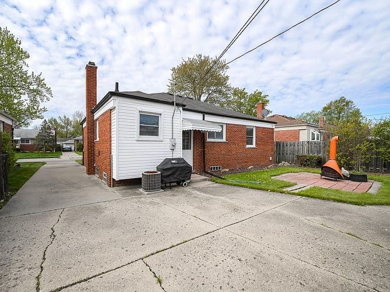 Listing photo 4