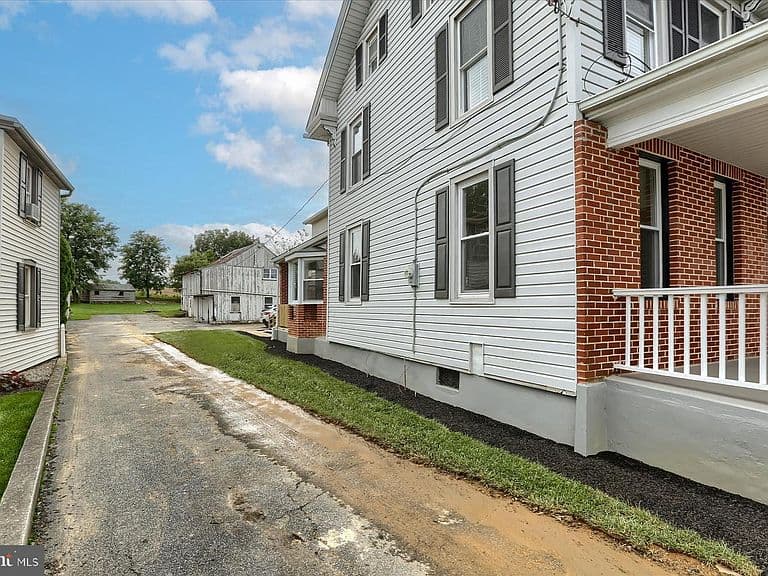 Listing photo 4