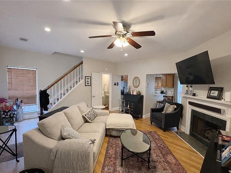 Listing photo 3