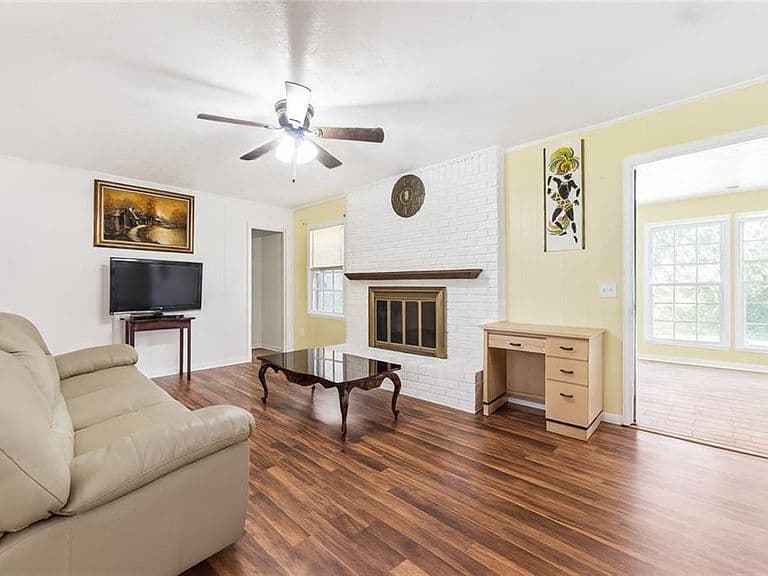 Listing photo 4
