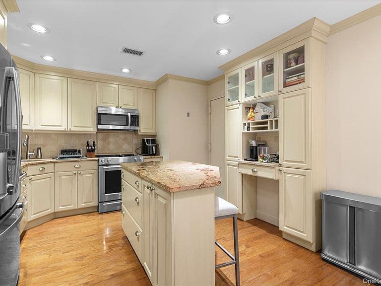 Listing photo 4