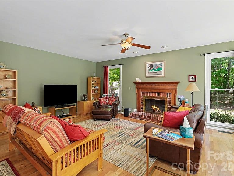 Listing photo 5