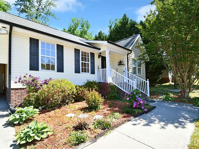 Listing photo 2