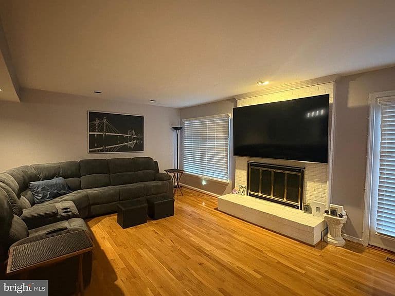Listing photo 5