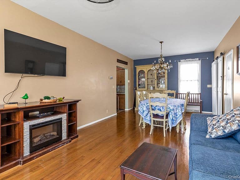 Listing photo 3