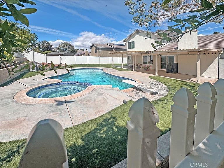 Listing photo 5