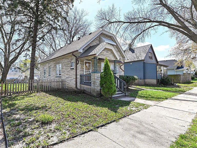 Listing photo 2