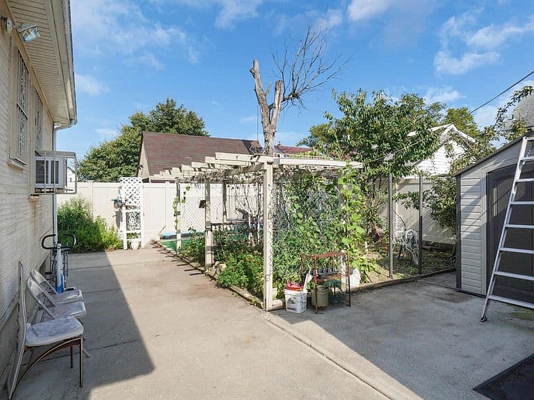 Listing photo 3