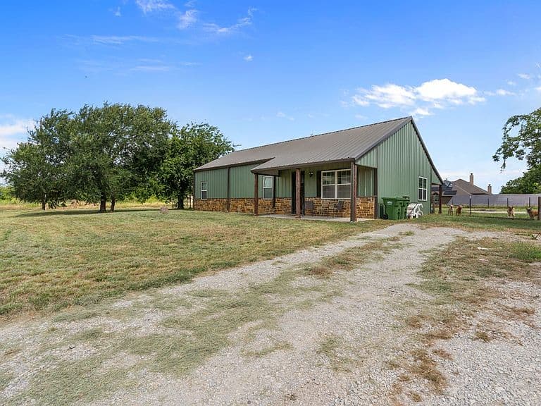 Listing photo 2