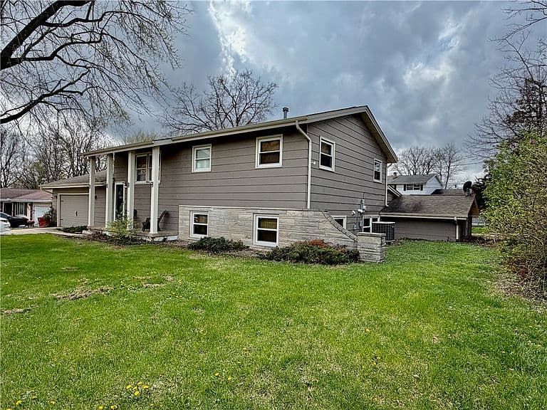 Listing photo 2