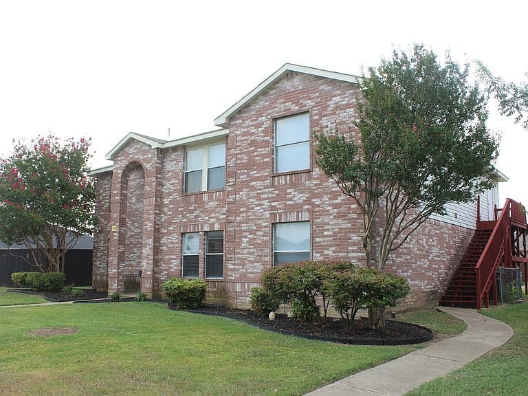 Listing photo 2