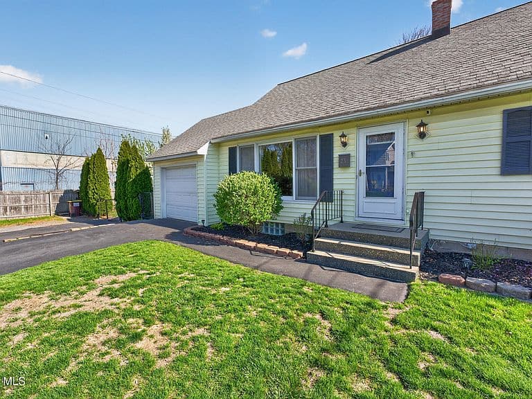 Listing photo 5