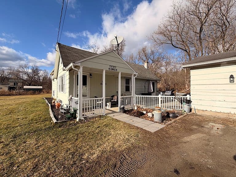 Listing photo 2