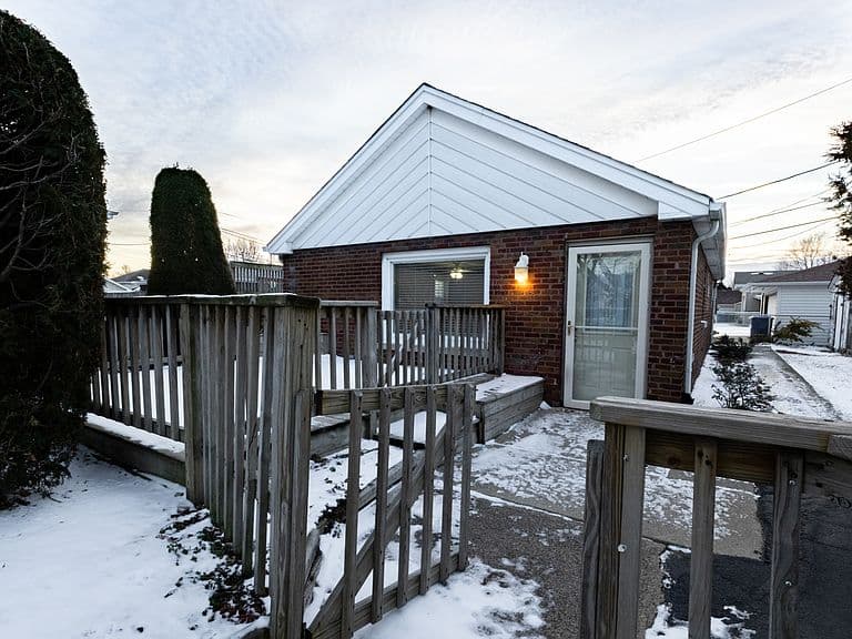 Listing photo 2