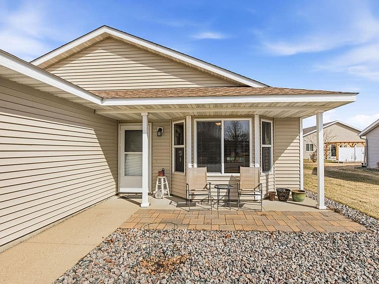 Listing photo 2