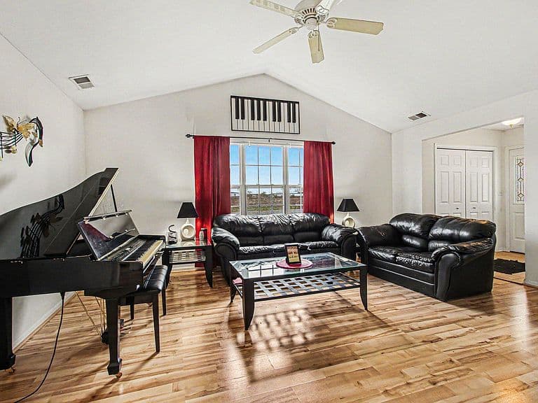 Listing photo 3