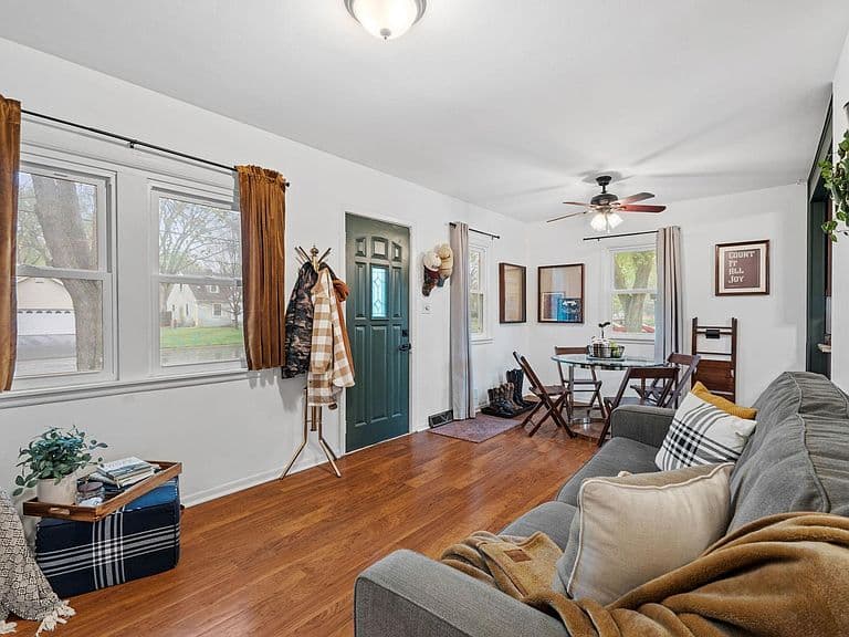 Listing photo 3