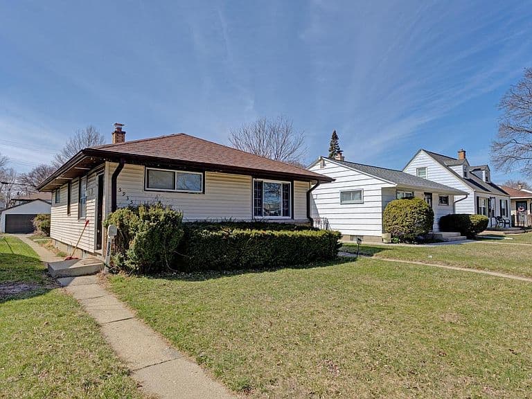 Listing photo 2