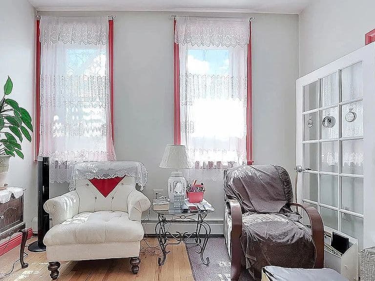 Listing photo 2