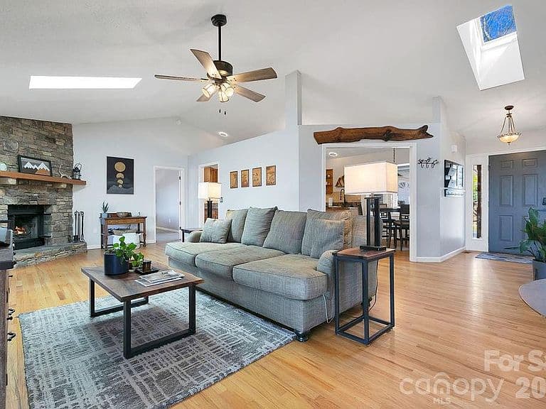 Listing photo 5