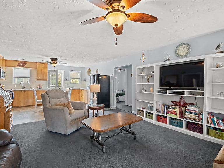 Listing photo 5