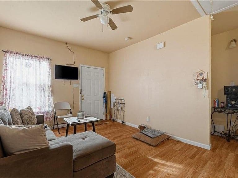 Listing photo 4