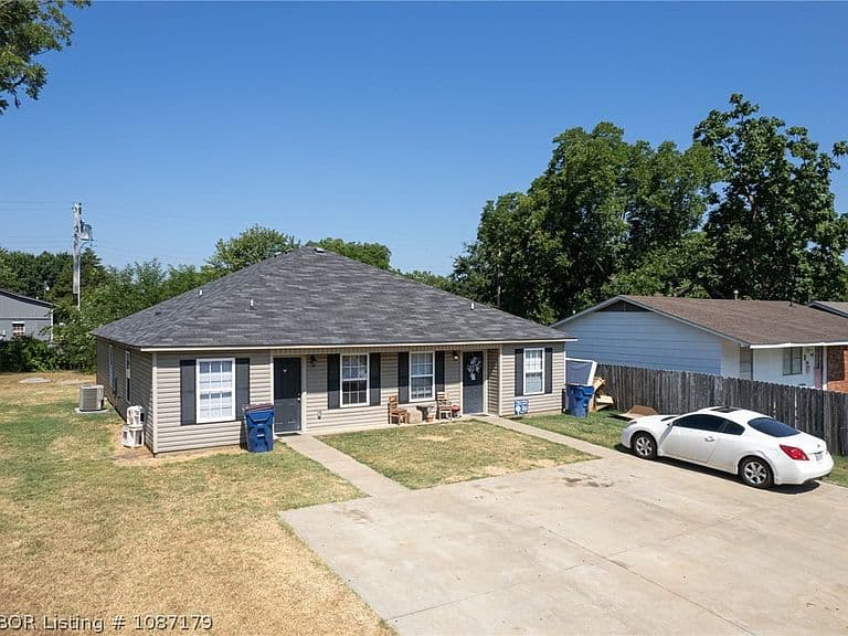 Listing photo 2