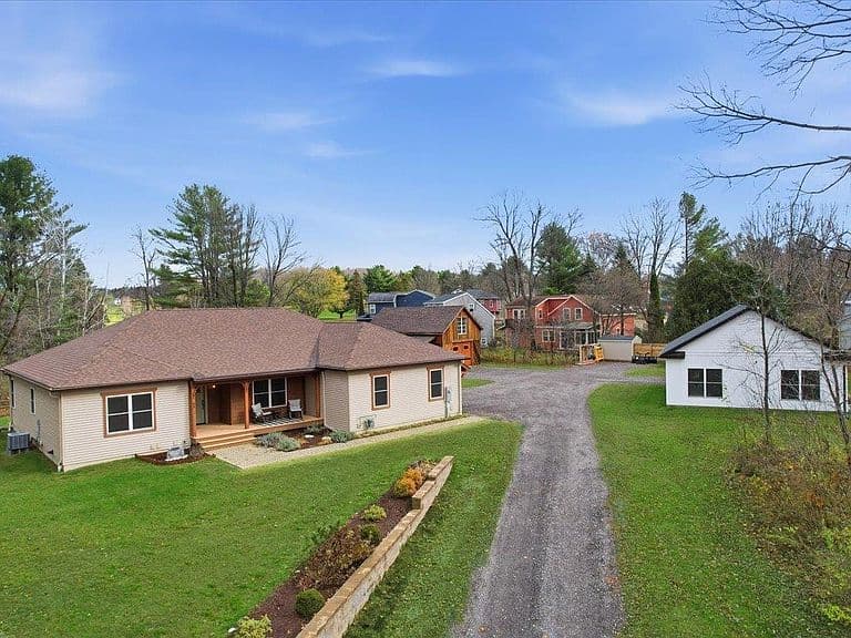 Listing photo 2
