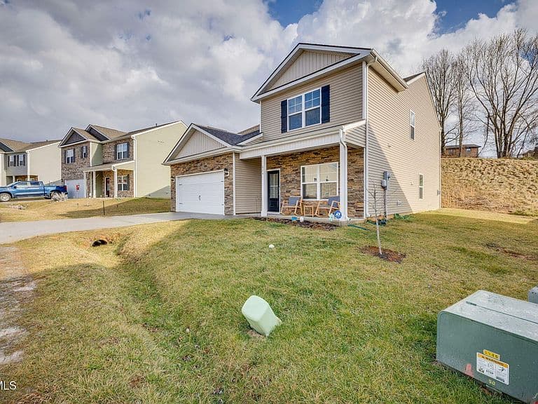 Listing photo 2