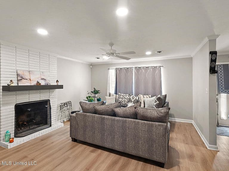 Listing photo 3