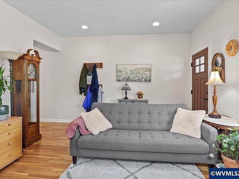 Listing photo 5