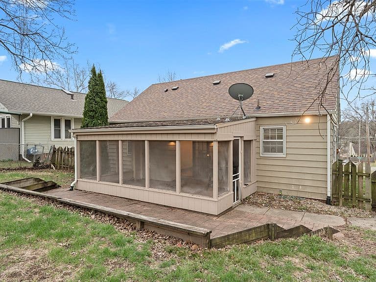 Listing photo 2
