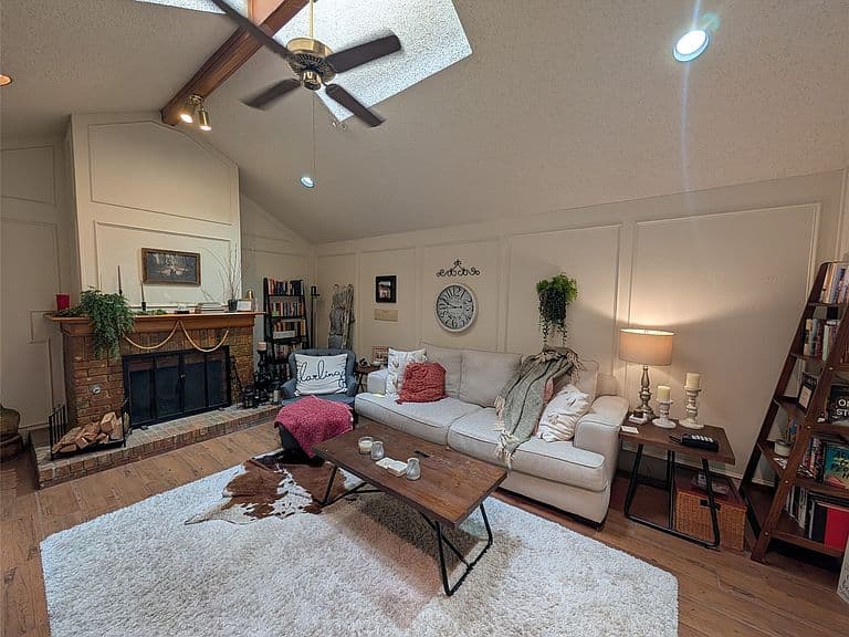 Listing photo 2