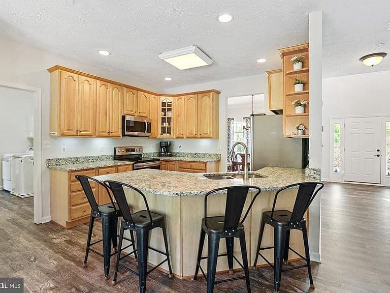 Listing photo 5