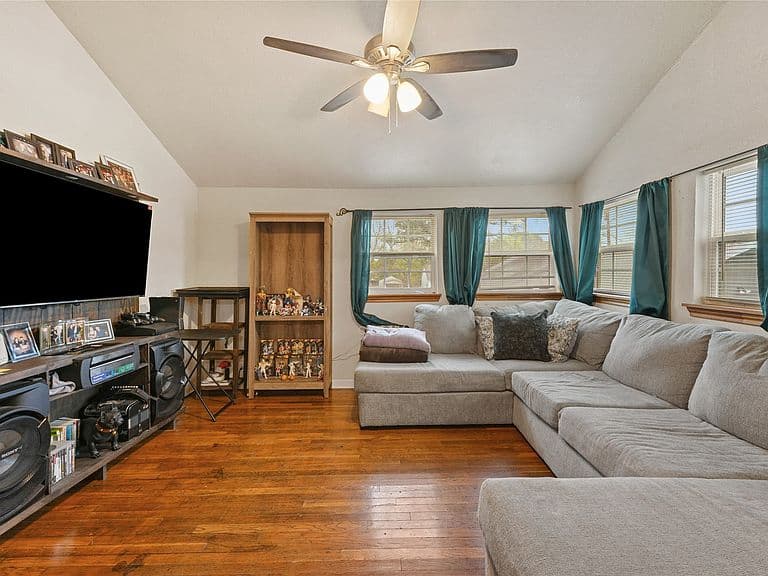 Listing photo 3