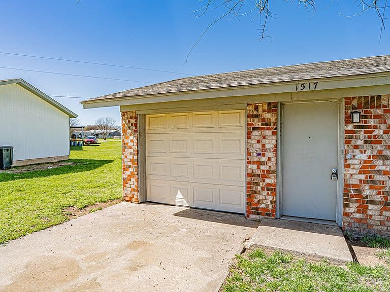 Listing photo 4
