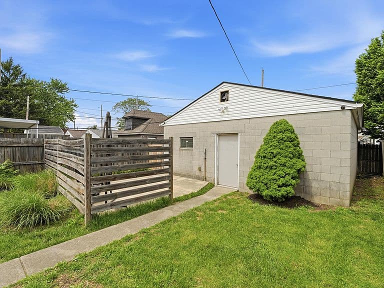 Listing photo 3