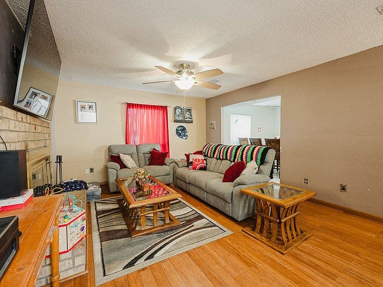 Listing photo 3