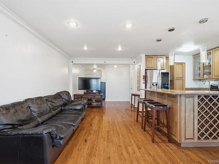 Listing photo 3