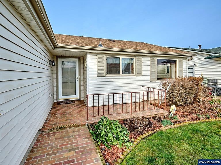 Listing photo 2