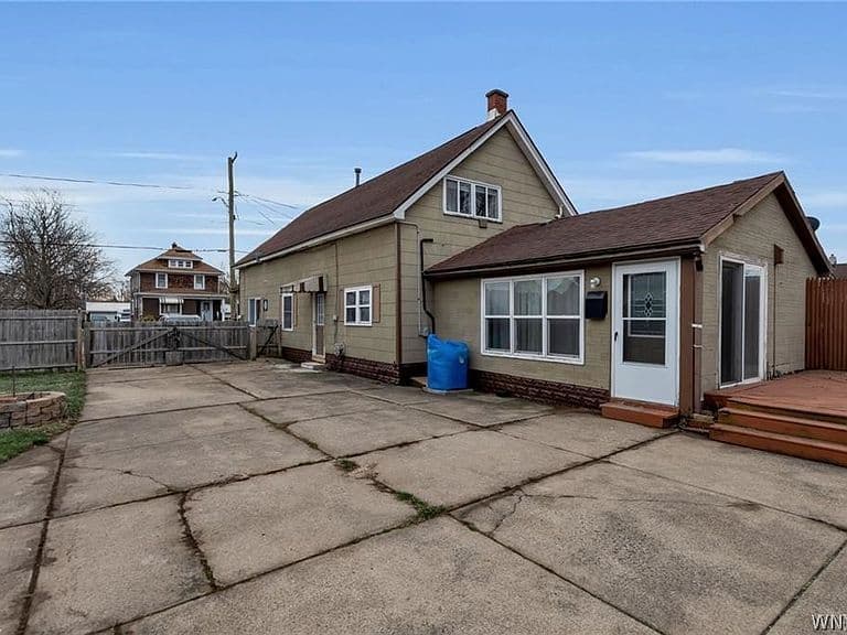Listing photo 4