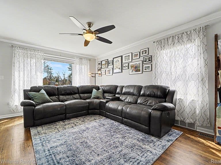 Listing photo 2